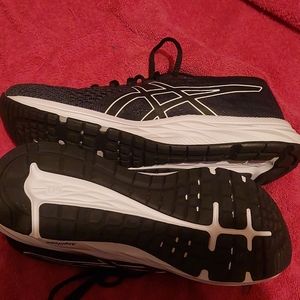 Asics running shoe, size 8, black